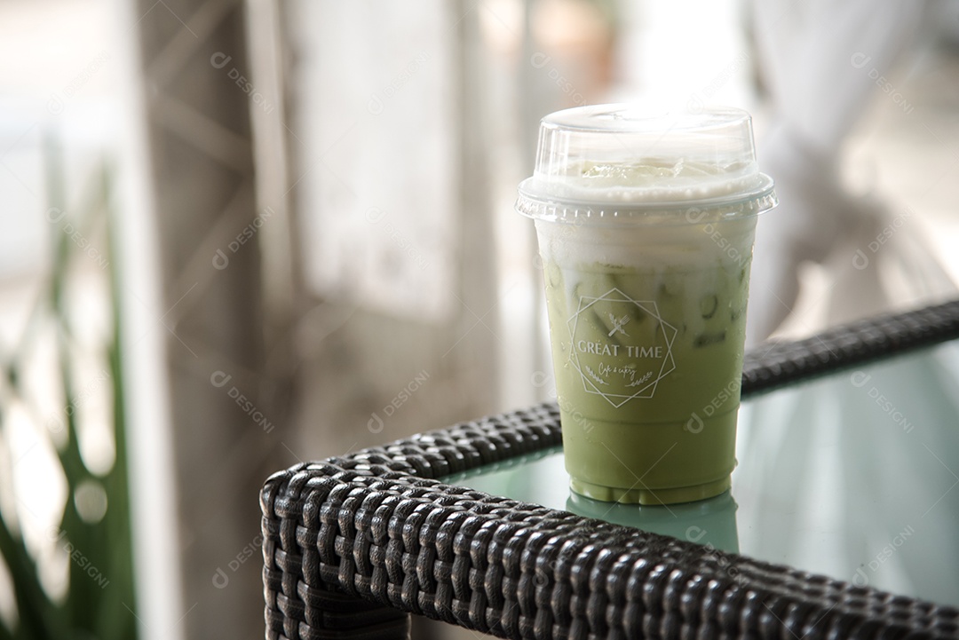 Chá verde gelado em piso de mesa madeira