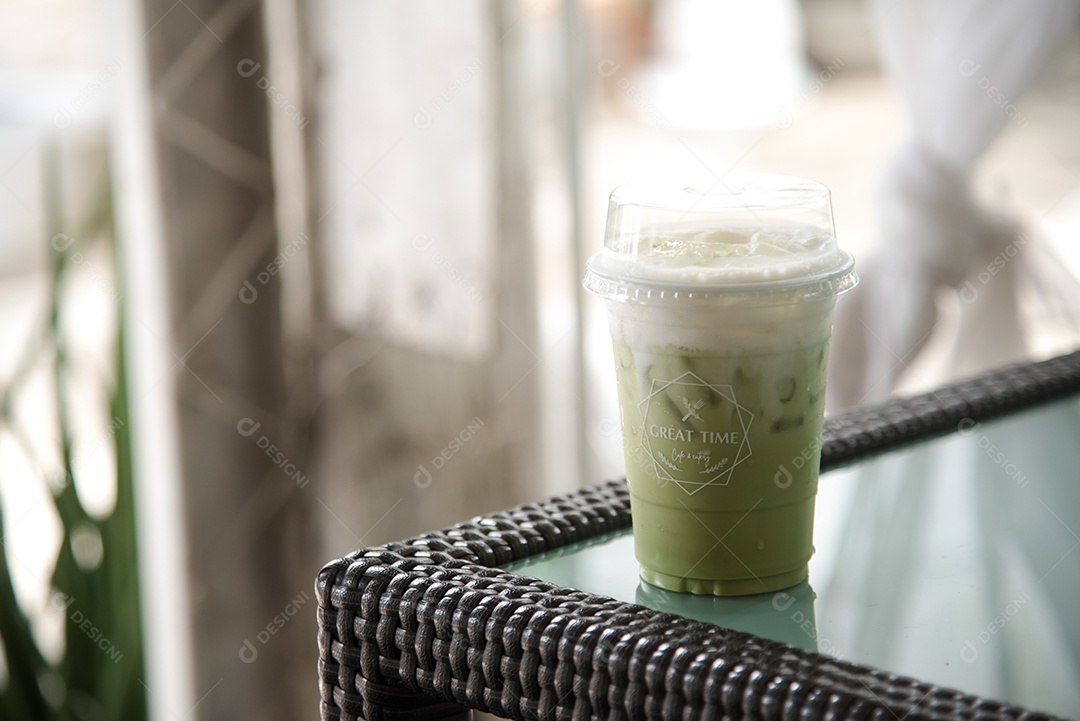 Chá verde gelado em piso de mesa madeira