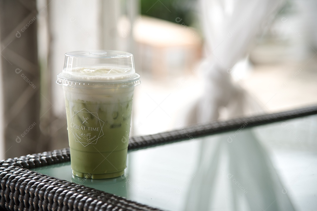 Chá verde gelado em piso de mesa madeira