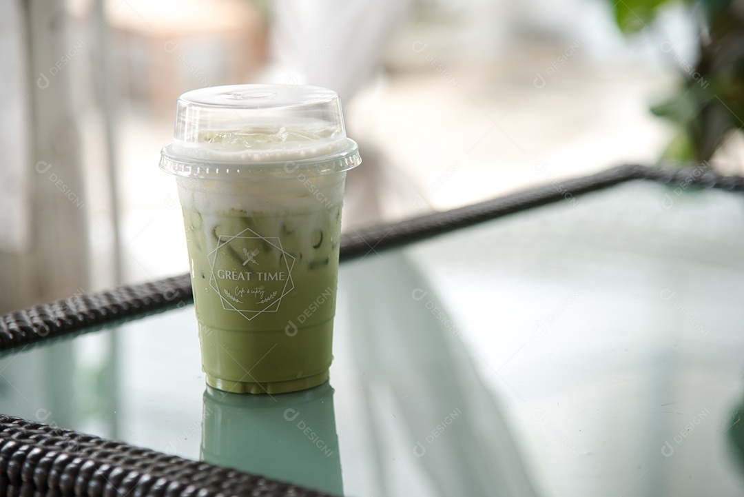 Capuccino café gelado em piso de mármore