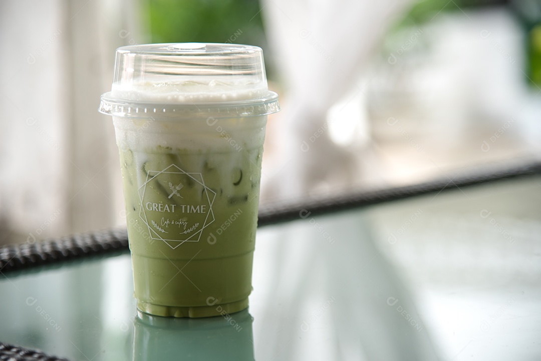 Capuccino café gelado em piso de mármore