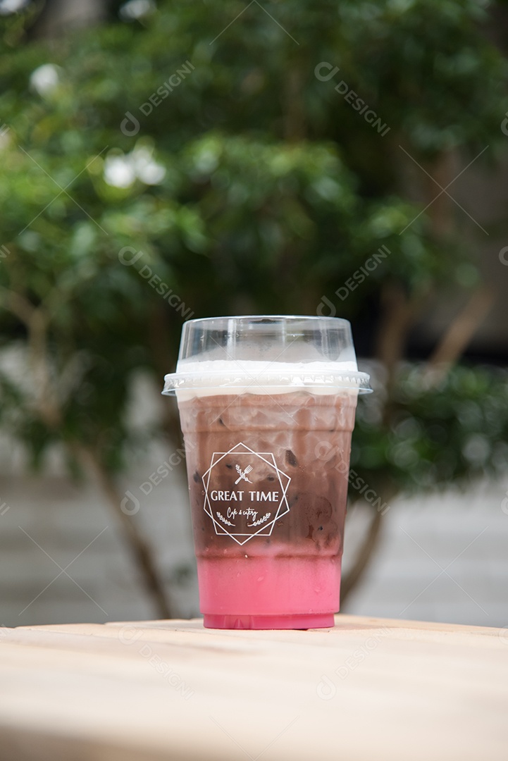 Capuccino café gelado em piso de mármore