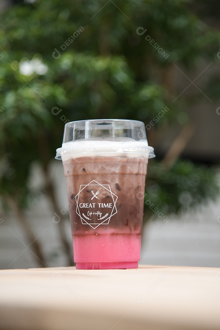 Capuccino café gelado em piso de mármore