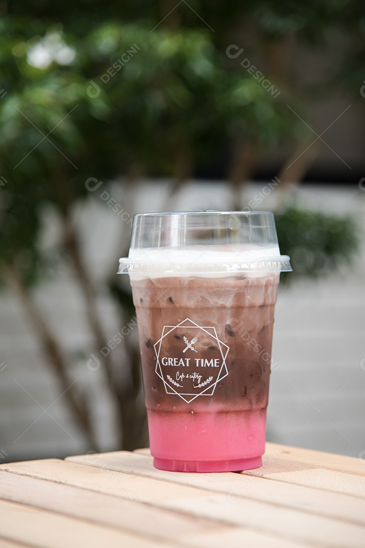 Capuccino café gelado em piso de mármore