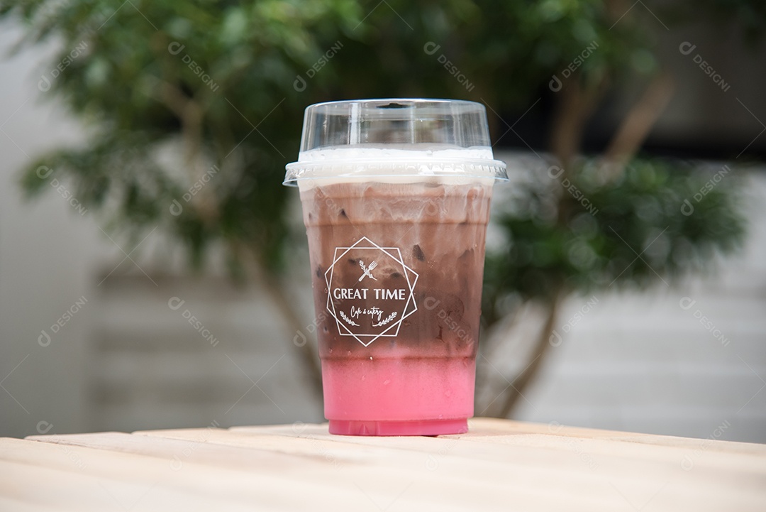 Capuccino café gelado em piso de mármore