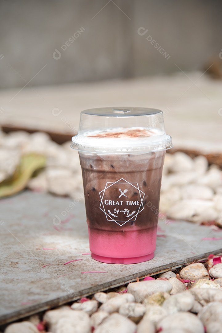 Capuccino café gelado em piso de mármore