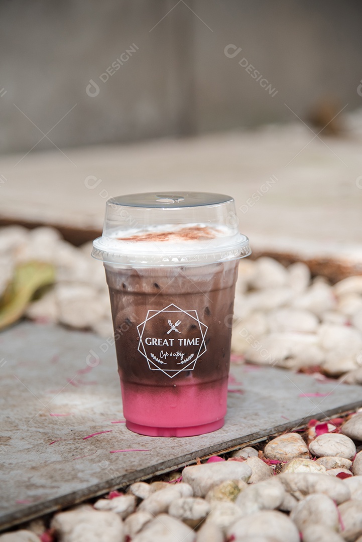 Capuccino café gelado em piso de mármore