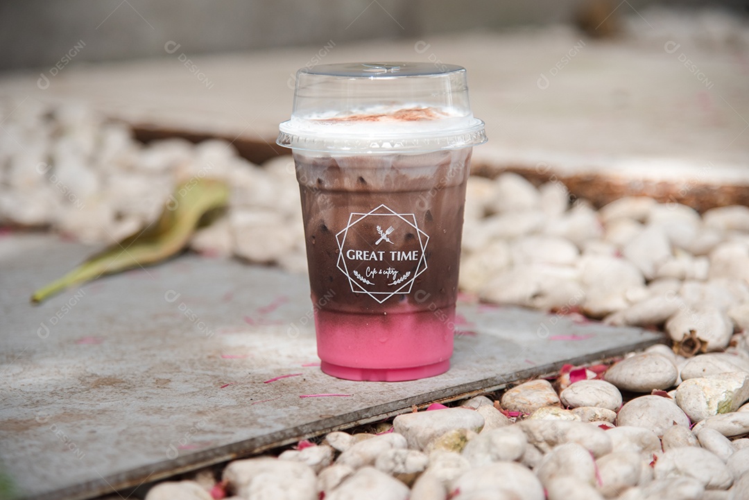 Capuccino café gelado em piso de mármore