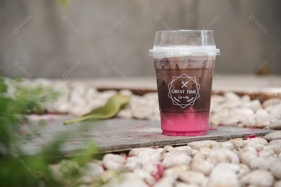 Capuccino café gelado em piso de mármore