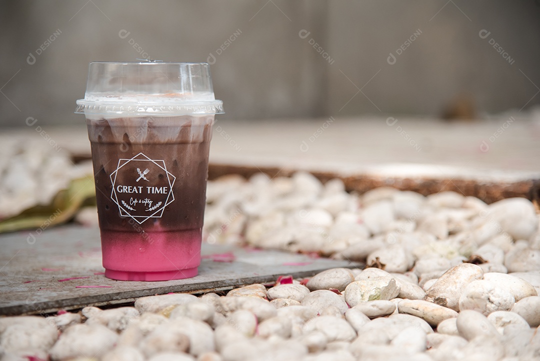 Capuccino café gelado em piso de mármore