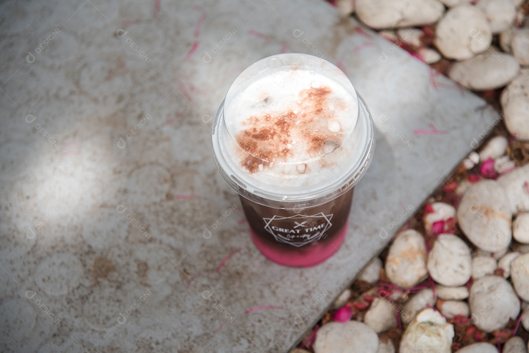 Capuccino café gelado em piso de mármore