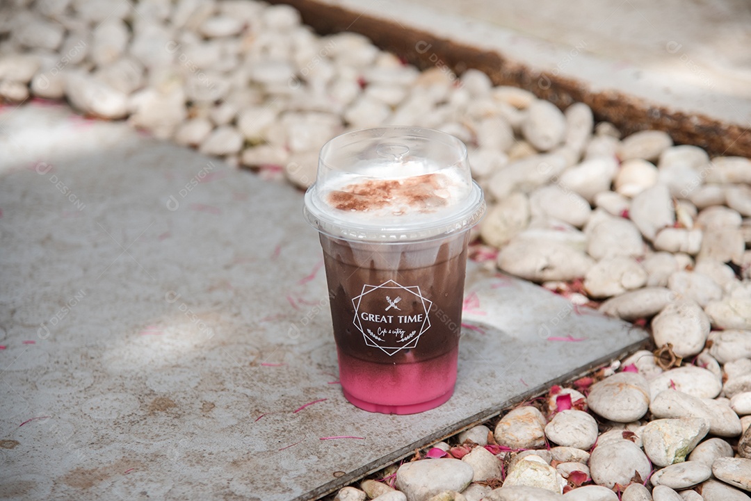 Capuccino café gelado em piso de mármore