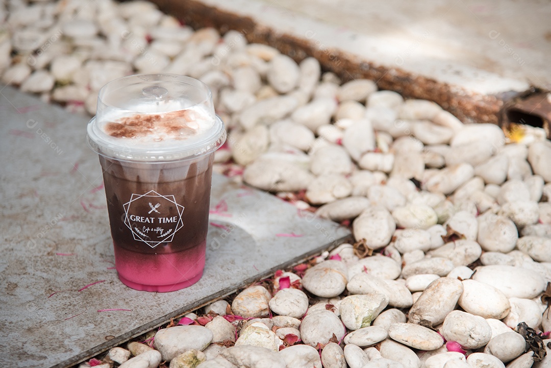 Capuccino café gelado em piso de mármore