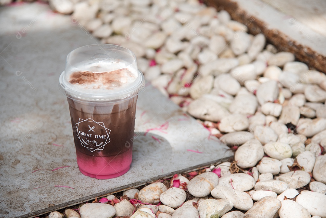 Capuccino café gelado em piso de mármore