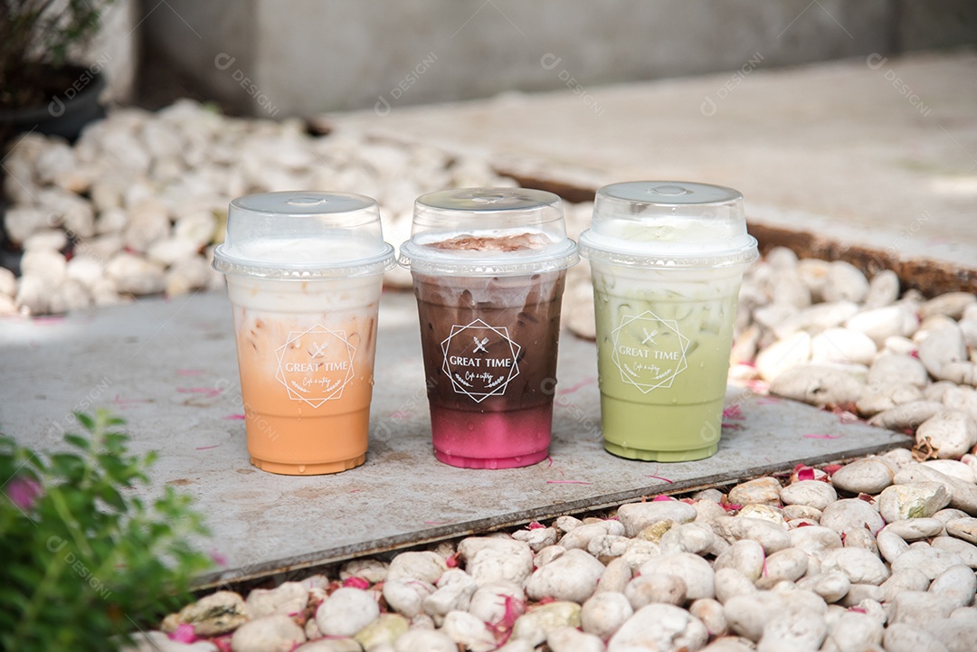 Chá verde e café Capuccino gelado em piso de mármore