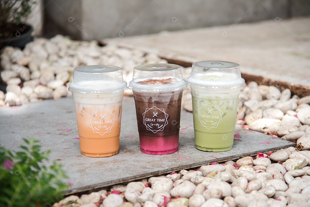 Capuccino café gelado em piso de mármore