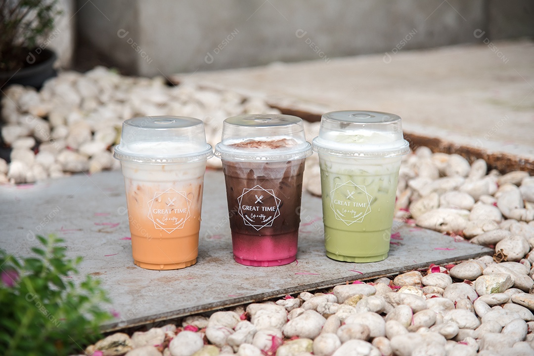 Capuccino café gelado em piso de mármore