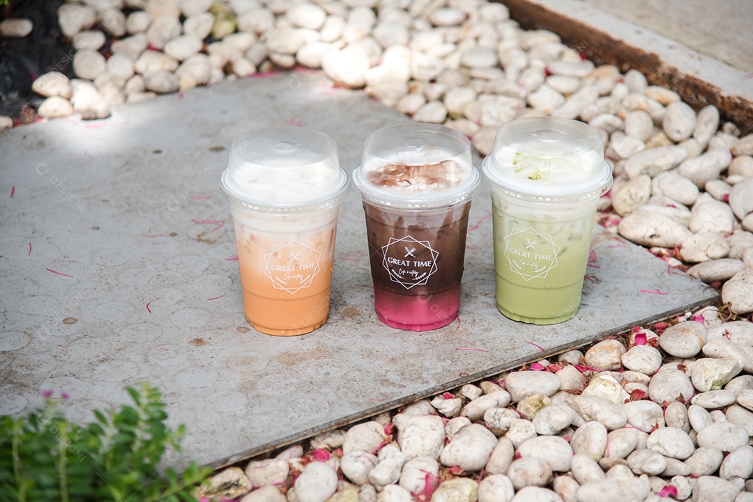 Chá verde e café Capuccino gelado em piso de mármore