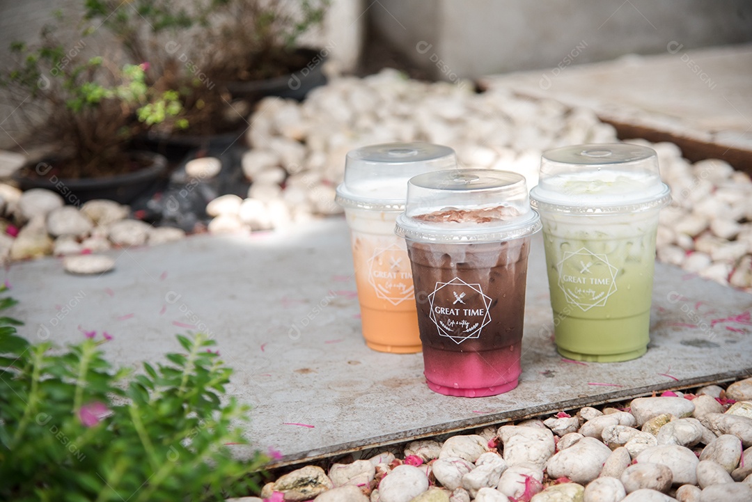 Chá verde gelado em piso de mármore