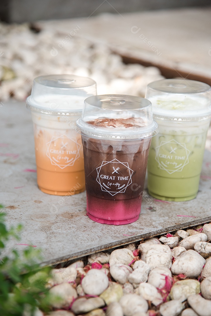 Chá verde gelado em piso de mármore