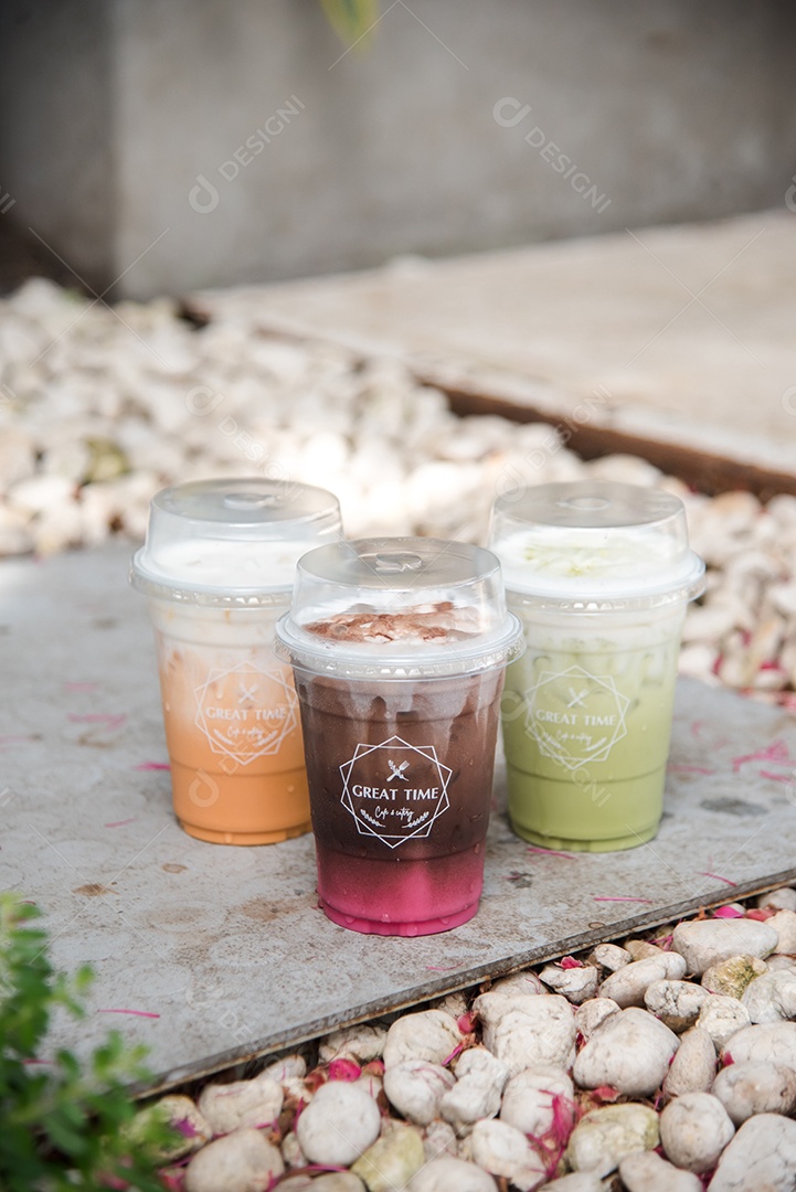 Chá verde gelado em piso de mármore