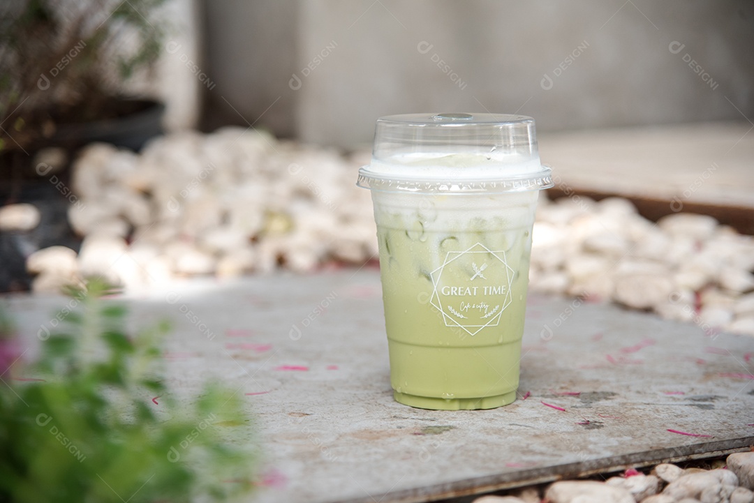 Chá verde gelado em piso de mármore