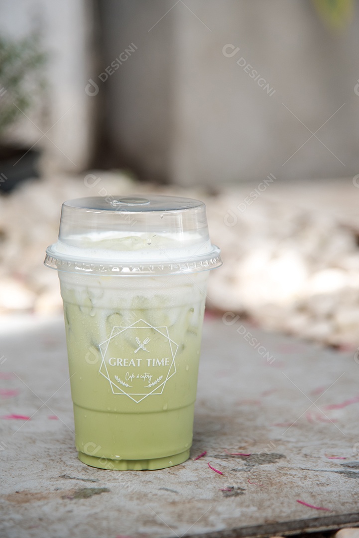 Chá verde gelado em piso de mármore