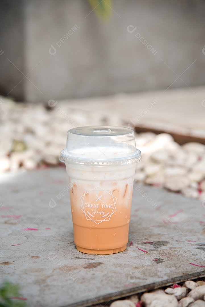 Chá verde gelado em piso de mármore