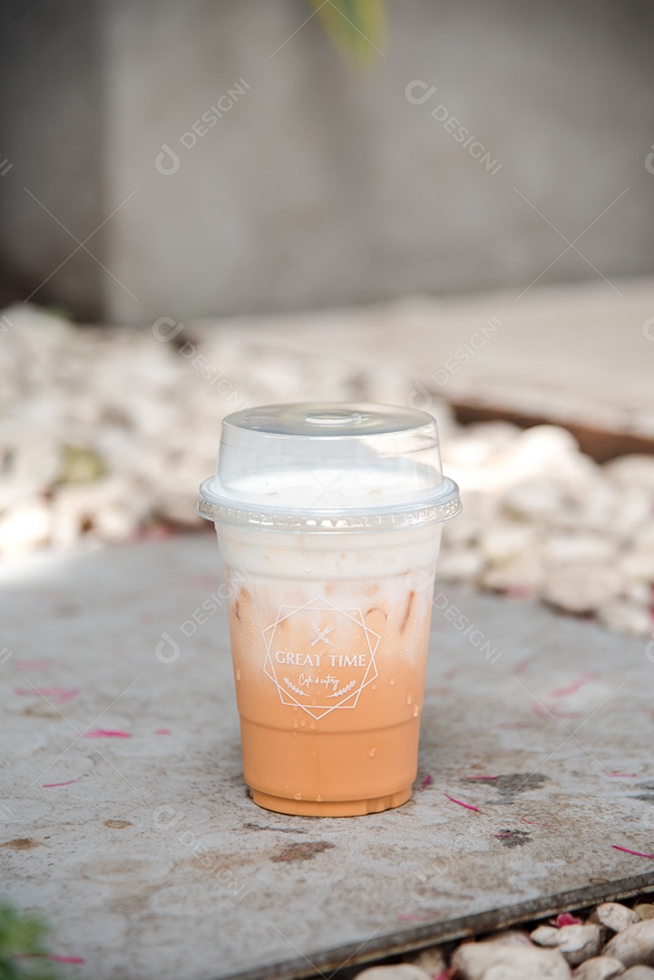 Chá verde gelado em piso de mármore