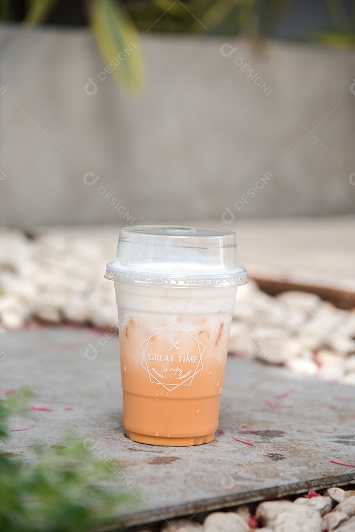 Chá verde gelado em piso de mármore