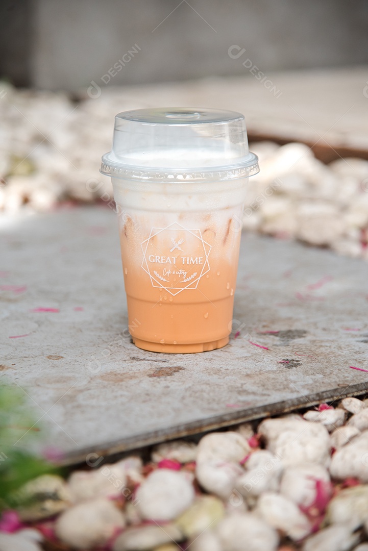 Chá verde gelado em piso de mármore