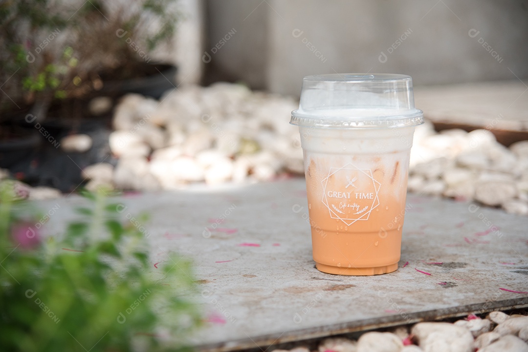 Chá verde gelado em piso de mármore