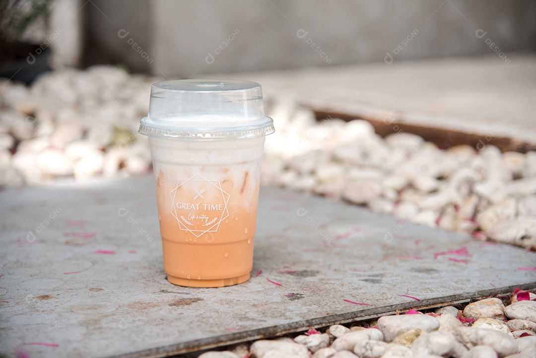 Chá verde gelado em piso de mármore