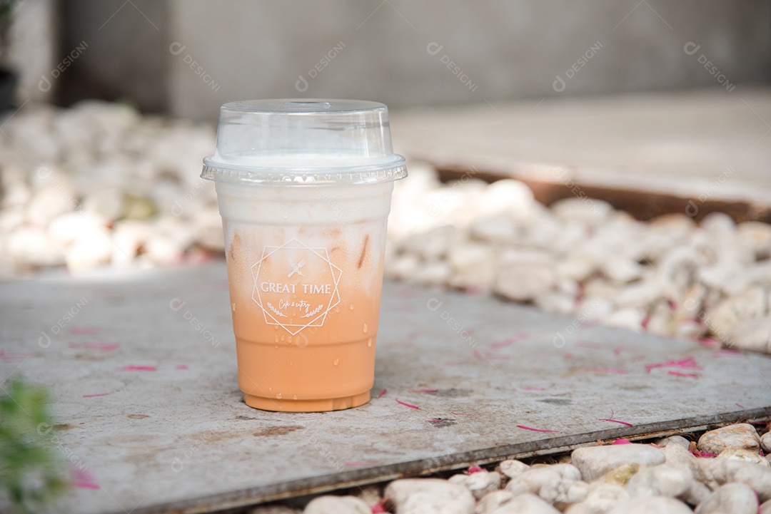 Chá verde gelado em piso de mármore