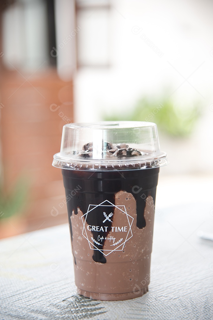 Capuccino café gelado em piso de mármore