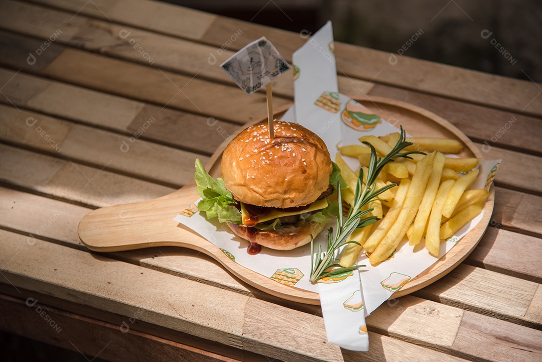 Hambúrgueres caseiros de carne queijo e legumes em uma velha mesa de madeira