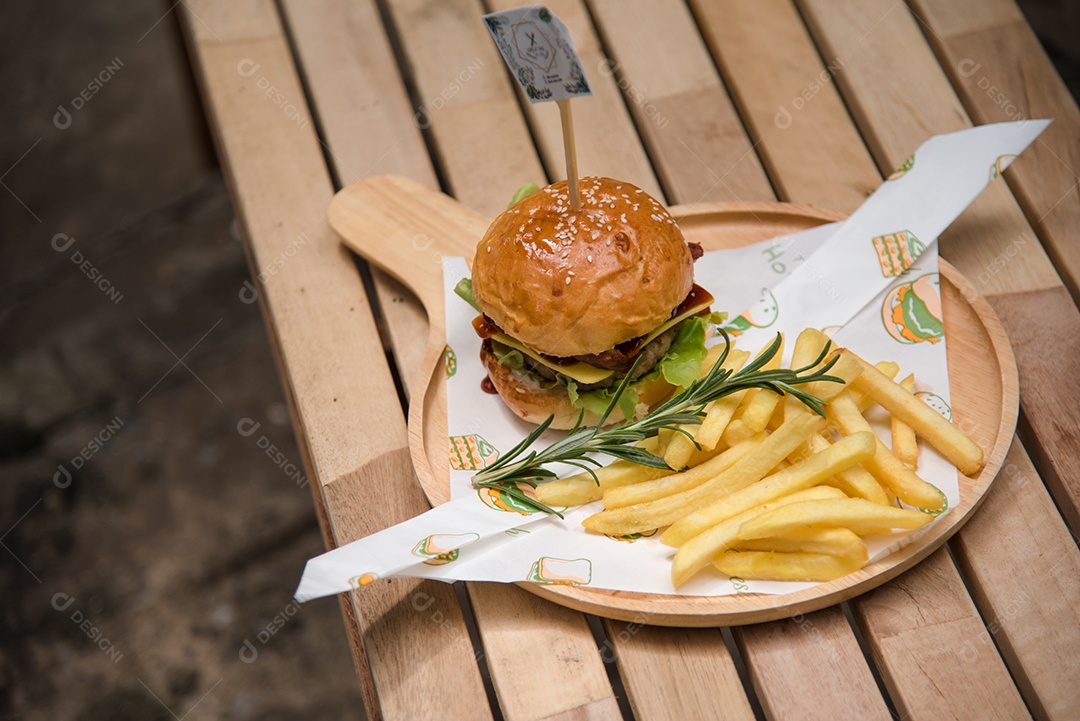 Hambúrgueres caseiros de carne queijo e legumes em uma velha mesa de madeira