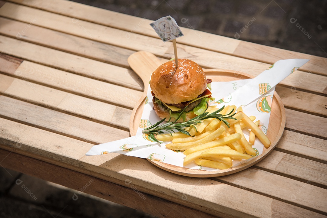 Hambúrgueres caseiros de carne queijo e legumes em uma velha mesa de madeira