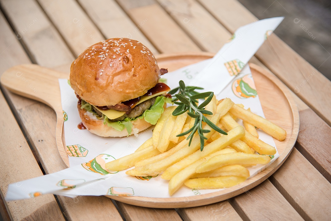 Hambúrgueres caseiros de carne queijo e legumes em uma velha mesa de madeira