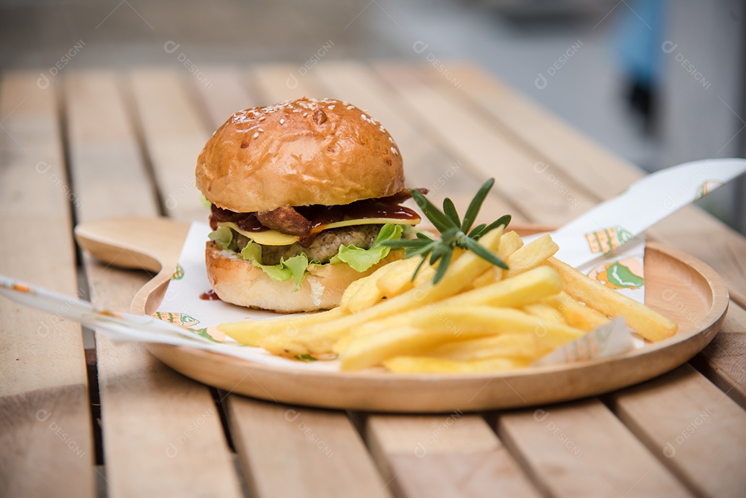 Hambúrgueres caseiros de carne queijo e legumes em uma velha mesa de madeira