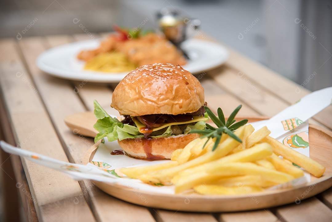 Hambúrgueres caseiros de carne queijo e legumes em uma velha mesa de madeira