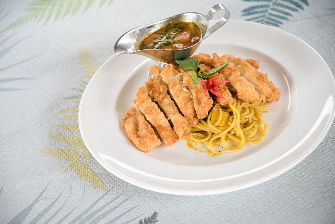 Prato de macarronada sobre prato branco mesa madeira