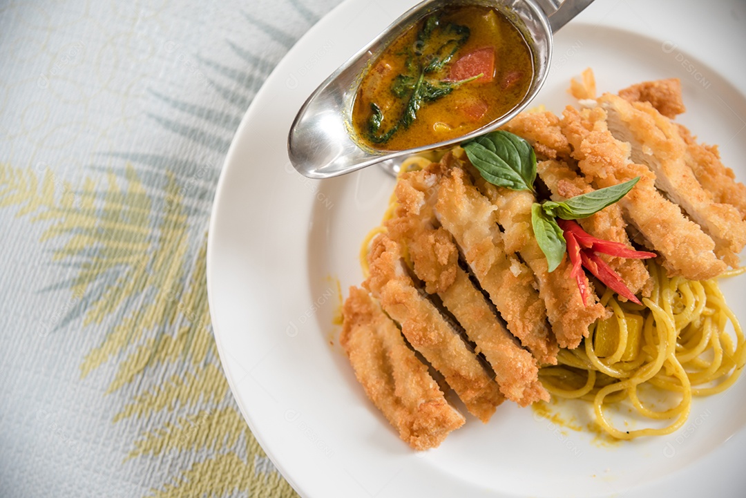 Prato de macarronada sobre prato branco mesa madeira