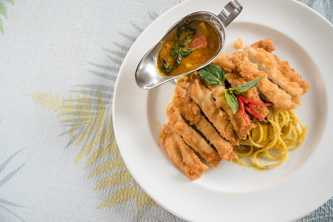 Prato de macarronada sobre prato branco mesa madeira