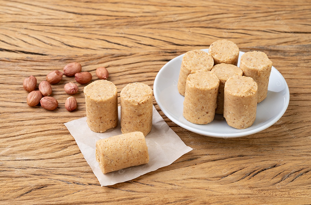 Doces típicos brasileiros sobre tábua de madeira. doce de leite