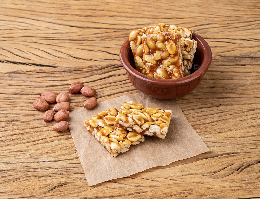 Doces típicos brasileiros sobre tábua de madeira. doce de leite