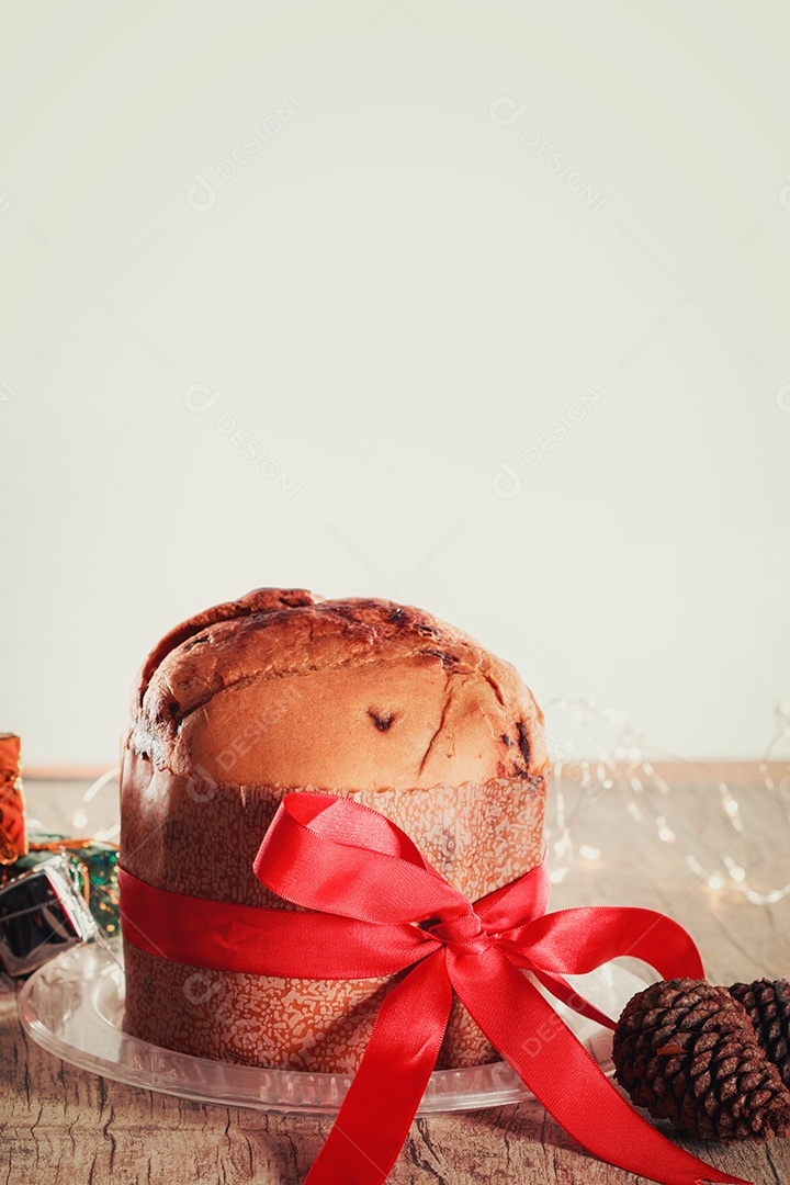 Pão caseiro de Natal mesmo em fundo desfocado Panetone