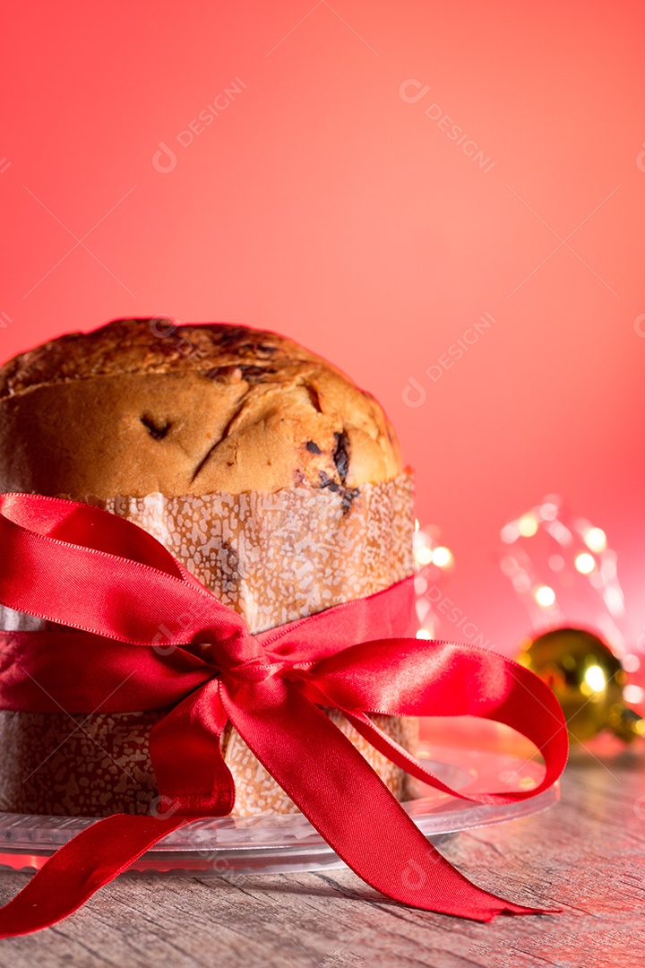 Pão caseiro de Natal mesmo em fundo desfocado Panetone