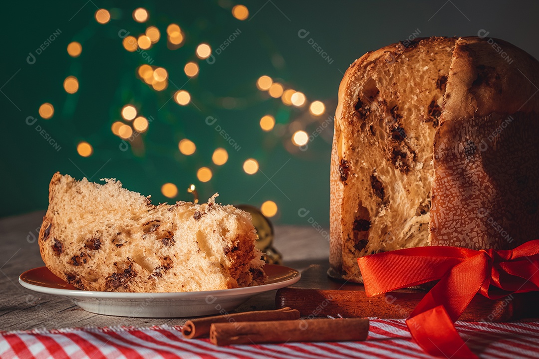 Pão caseiro de Natal mesmo em fundo desfocado Panetone
