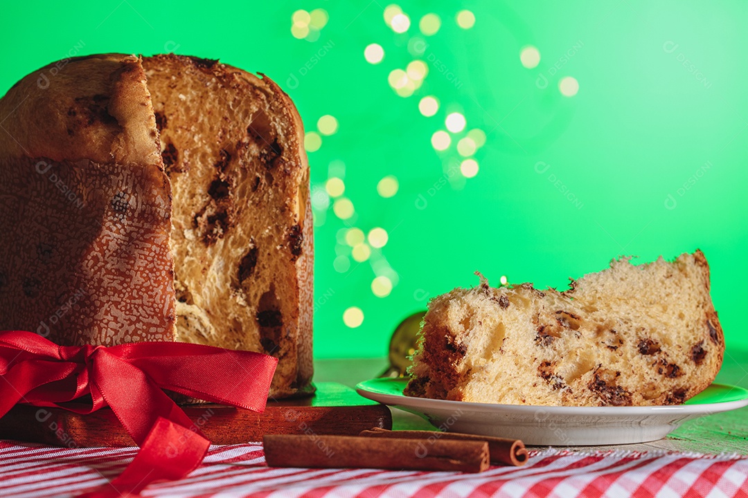 Pão caseiro de Natal mesmo em fundo desfocado Panetone